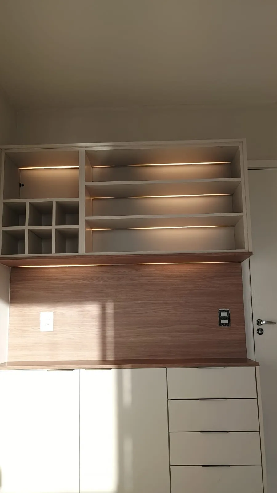 Armário de cozinha sob medida em MDF cinza chumbo, estilo moderno com puxadores ocultos e ferragens de amortecimento.