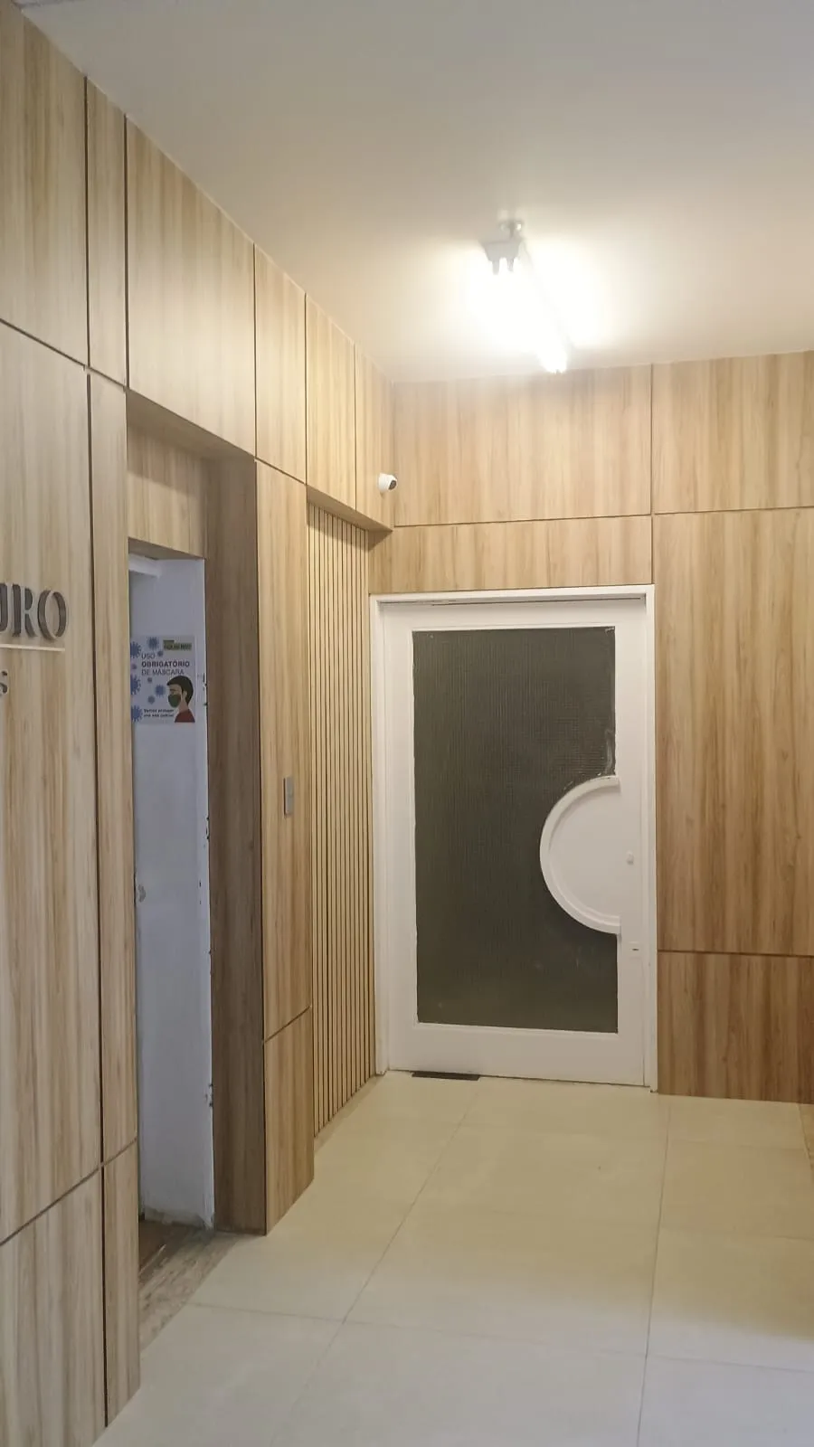 Sala de reunião corporativa com mesa de centro sob medida e armários para arquivos, projeto executado para Toni e Muro Advogados.